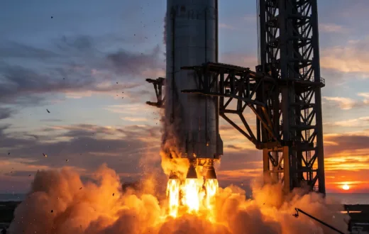O momento exato em que a torre Mechazilla captura o propulsor Super Heavy da SpaceX.