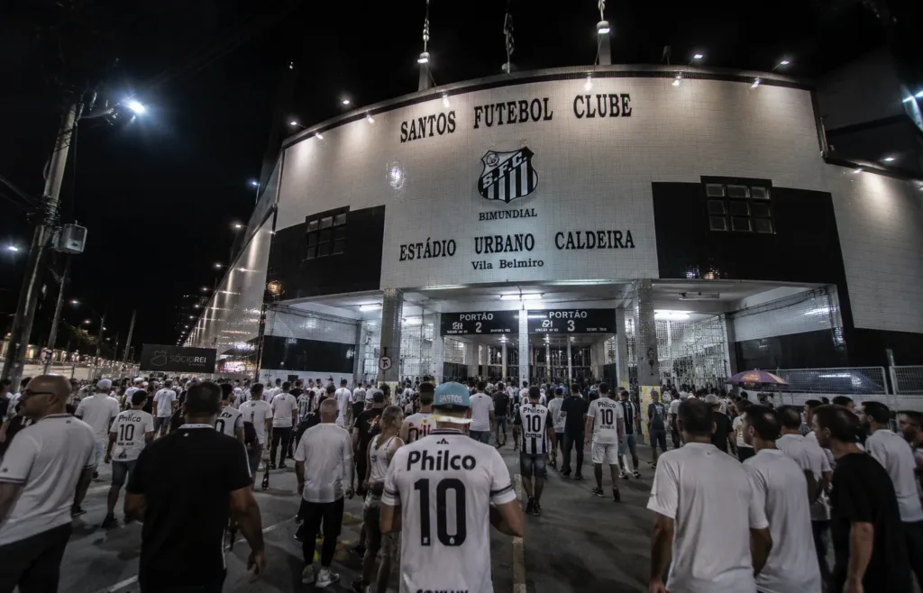 Fachada da Vila Belmiro iluminada para o jogo entre Santos e San Lorenzo pela Sul-Americana.