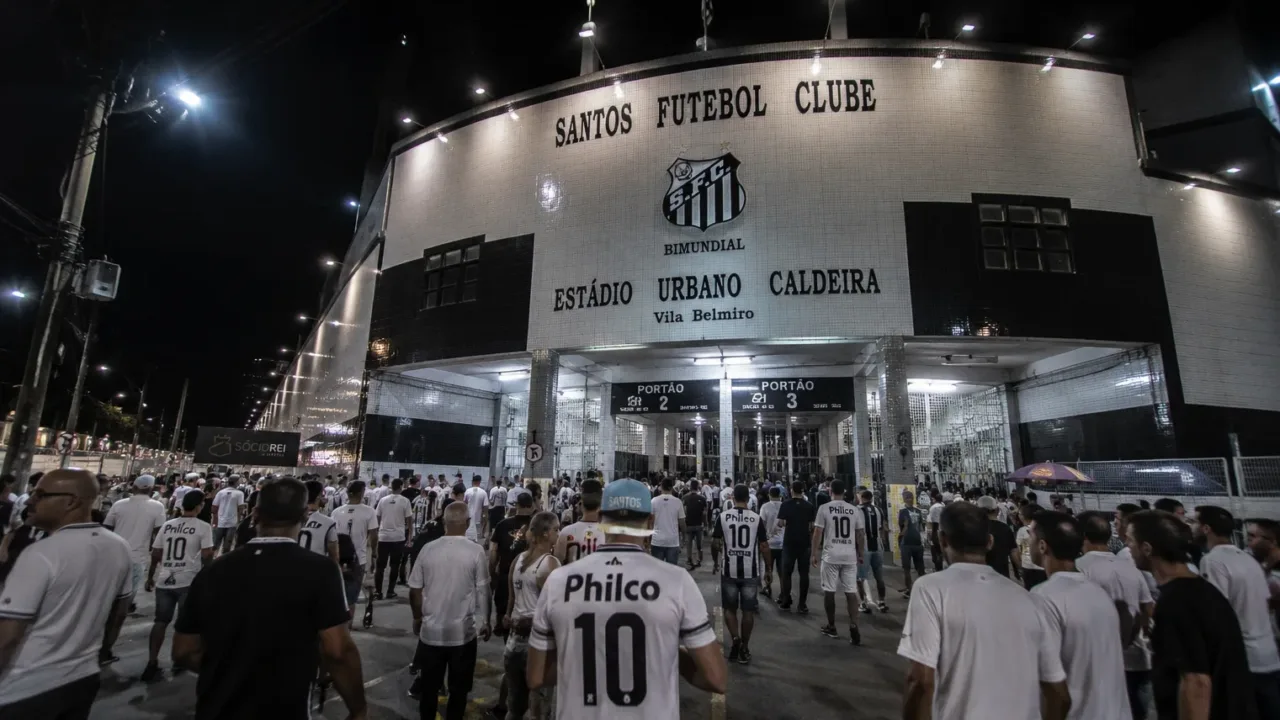 Fachada da Vila Belmiro iluminada para o jogo entre Santos e San Lorenzo pela Sul-Americana.