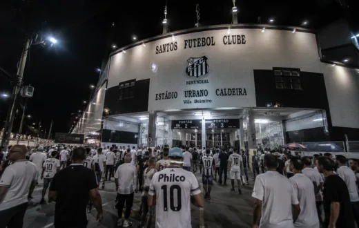 Fachada da Vila Belmiro iluminada para o jogo entre Santos e San Lorenzo pela Sul-Americana.