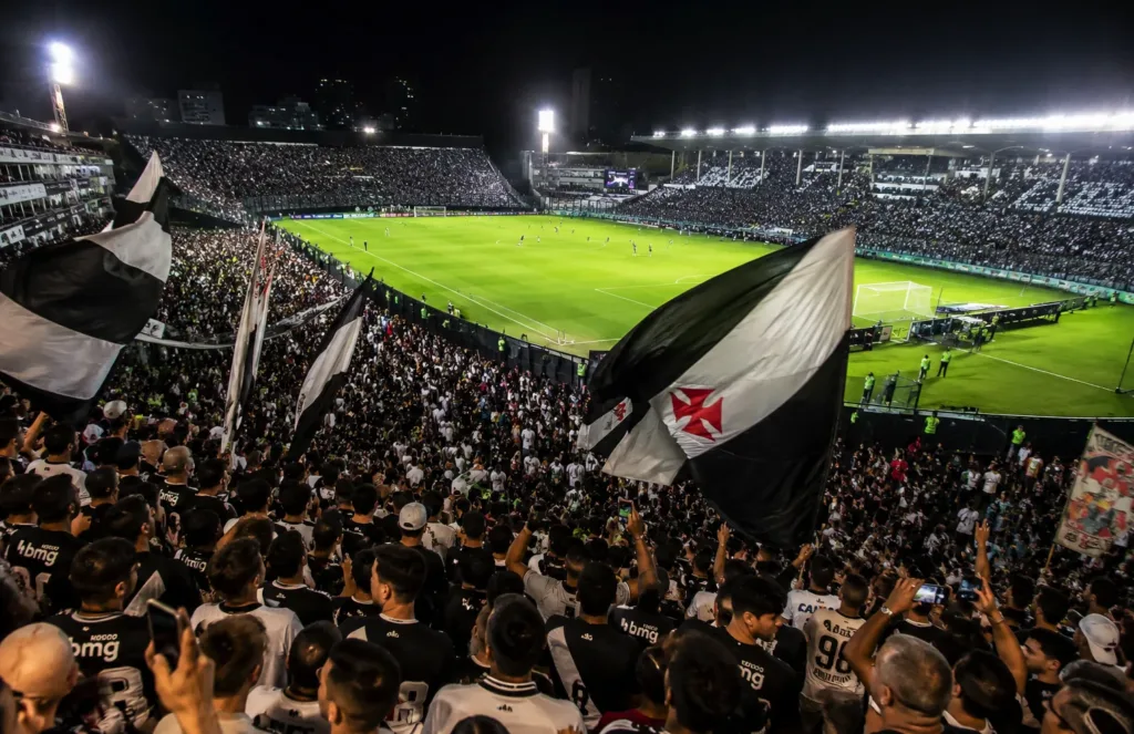 Estádio iluminado para o confronto entre Olimpia e Vasco pela Sul-Americana.