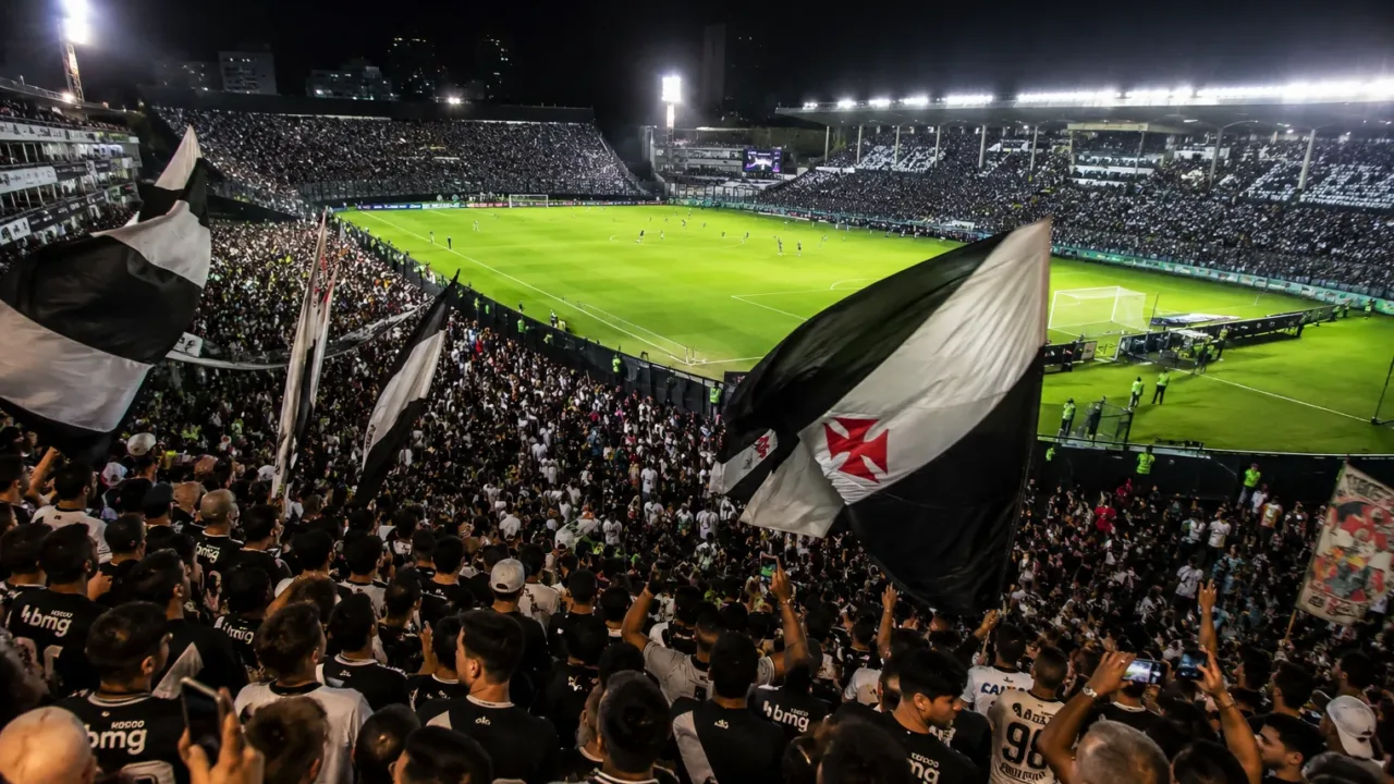 Estádio iluminado para o confronto entre Olimpia e Vasco pela Sul-Americana.