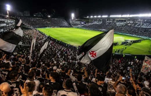 Estádio iluminado para o confronto entre Olimpia e Vasco pela Sul-Americana.