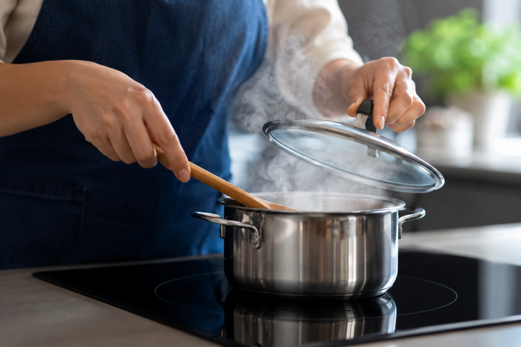 Evite comer crus: cinco alimentos que exigem preparo antes de ir à mesa