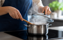 Evite comer crus: cinco alimentos que exigem preparo antes de ir à mesa
