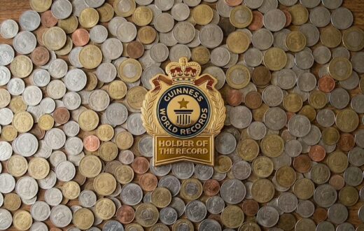 Com a Boca Cheia de Cobre: O homem que colocou 92 moedas na boca e bateu o recorde do Guinness
